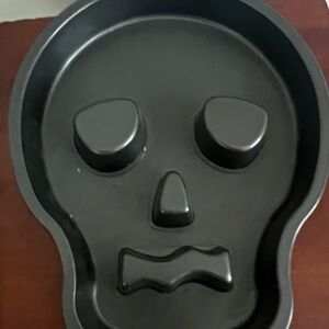 Wilton Skull Cake Pan Non Stick 9.5" x 12" Halloween Skeleton M1